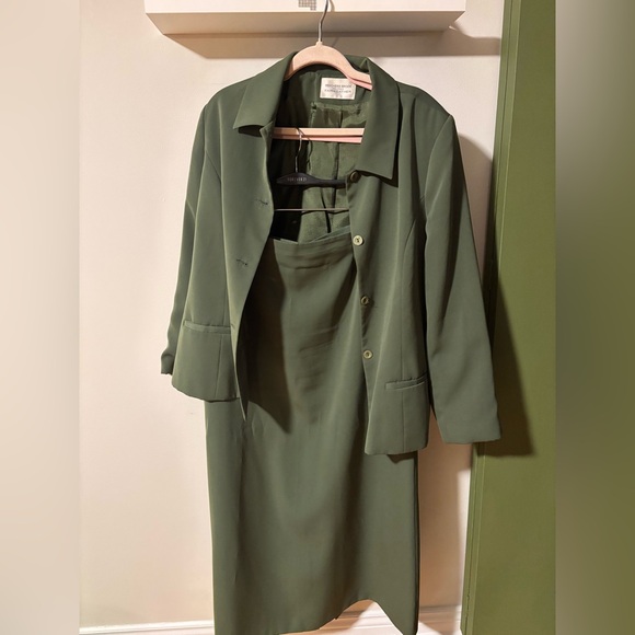 Brooks Brothers for Fairweather green women’s work set - Picture 2 of 3